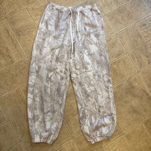Hollister grey camo sweatpants drawstring size small tall
New without tags